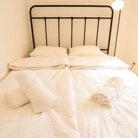 Peaceful Park Balcony Apartment Zürich