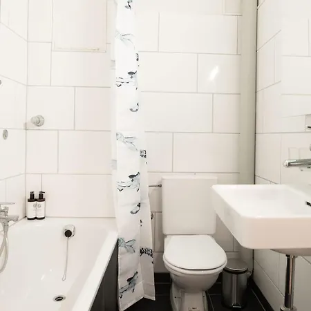 Peaceful Park Balcony Apartment *